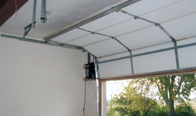 Comment réaliser l'isolation d'une porte de garage basculante ?